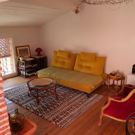Privee, Salon Et Terrasse Chez L'habitant Dans Une Maison De Village De Charme Bed & Breakfast *